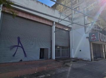 Bodega-Galpón · 235m² · Galpon en Alquiler Av Maipu 765. B° Centro