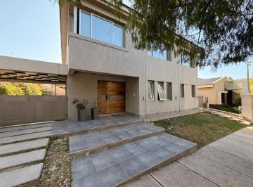 Casa · 260m² · 7 Ambientes · 2 Cocheras · Casa Barrio Dalvian 5 Dorm.