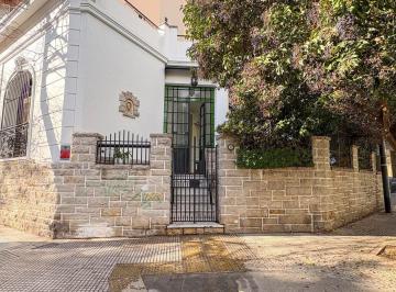 Casa · 115m² · 4 Ambientes · Hermosa Casa en Esquina, con Terreno Propio. a m de Parque Centenario.