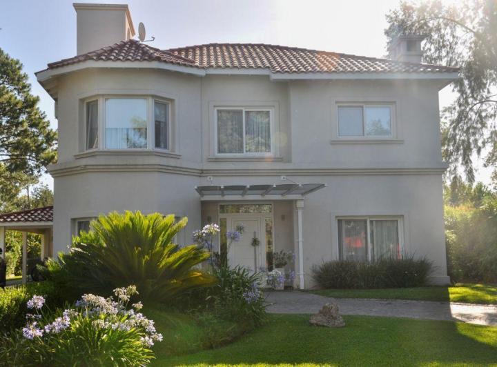 Casa · 350m² · 5 Ambientes · 1 Cochera