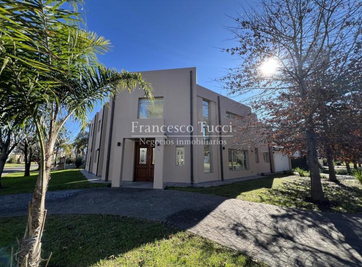 Casa · 300m² · 5 Ambientes · 4 Cocheras