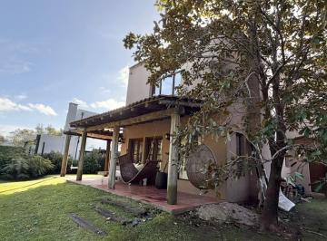 Casa · 220m² · 5 Ambientes · 2 Cocheras · Venta - Casa en Altamira - 3 Dorm.