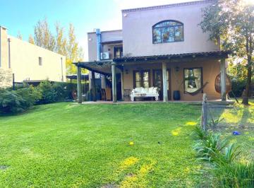 Casa · 220m² · 5 Ambientes · 2 Cocheras · Venta - Casa en Altamira - 3 Dorm.