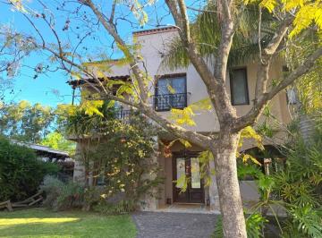 Casa · 220m² · 5 Ambientes · 2 Cocheras · Venta - Casa en Altamira - 3 Dorm.