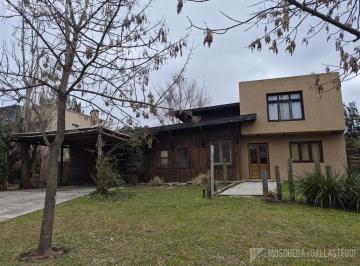 Casa · 210m² · 6 Ambientes · 4 Cocheras · Santa Catalina. Excelente Ubicación,3 Dorm. en Suite,5 Baños, Salida a Lagunita Natural.