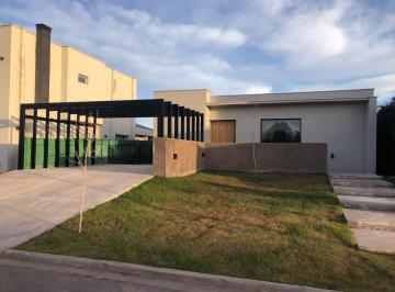 Casa · 204m² · 4 Ambientes · 2 Cocheras · Casa en Barrio Tierras Altas