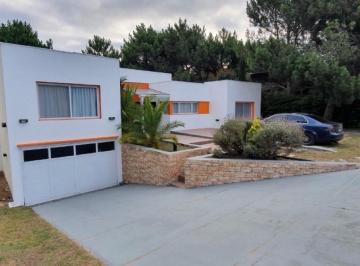 Casa · 330m² · 5 Ambientes · 5 Cocheras · Casa en Costa Esmeralda