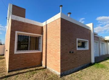Casa · 80m² · 6 Ambientes · 1 Cochera · Casa de Dos Dorm. en Villa Zoila