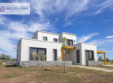 Casa · 195m² · 5 Ambientes · 2 Cocheras · Venta Casa a Estrenar en Barrio Cerrado Village Joven Bella Vista
