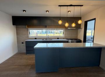 Casa · 145m² · 5 Ambientes · 1 Cochera · Casa a Estrenar en Santo Tomás