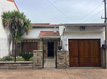 Casa · 3 Ambientes · 1 Cochera · Chalet Sobre Almafuerte Entre Portela y Rivera