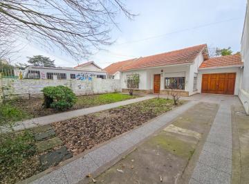 Casa · 2 Dormitorios · 1 Cochera · Chalet 3 Amb. Garage, Patio y Quincho 12 Meses - Gaboto y Santa Cecilia