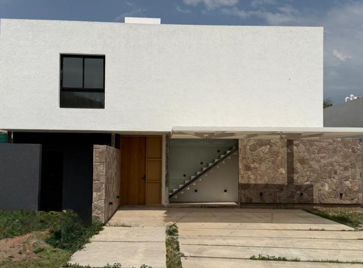 Casa · 218m² · 4 Ambientes · 2 Cocheras