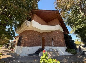 Casa · 136m² · 5 Ambientes · 1 Cochera · Casa en Castelar Norte