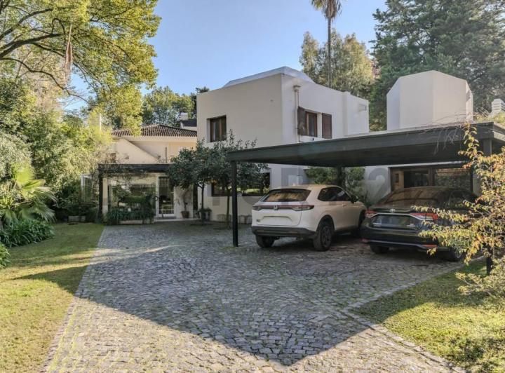 Casa · 328m² · 4 Ambientes · 2 Cocheras