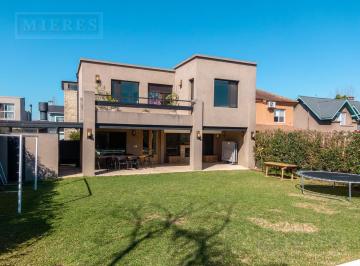 Casa · 245m² · 8 Ambientes · 2 Cocheras · Los Ceibos - Excelente Casa en Venta con Cuatro Dorm., Jardín y Pileta