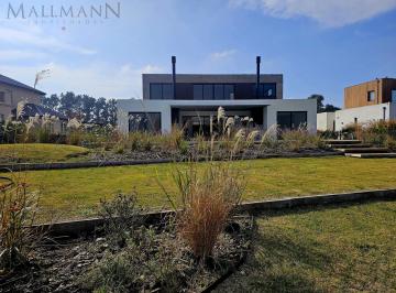Casa · 313m² · 10 Ambientes · 2 Cocheras · Venta Casa 5 Dorm. con Pileta y Vista Al Golf y Laguna en La Calesa Pilará