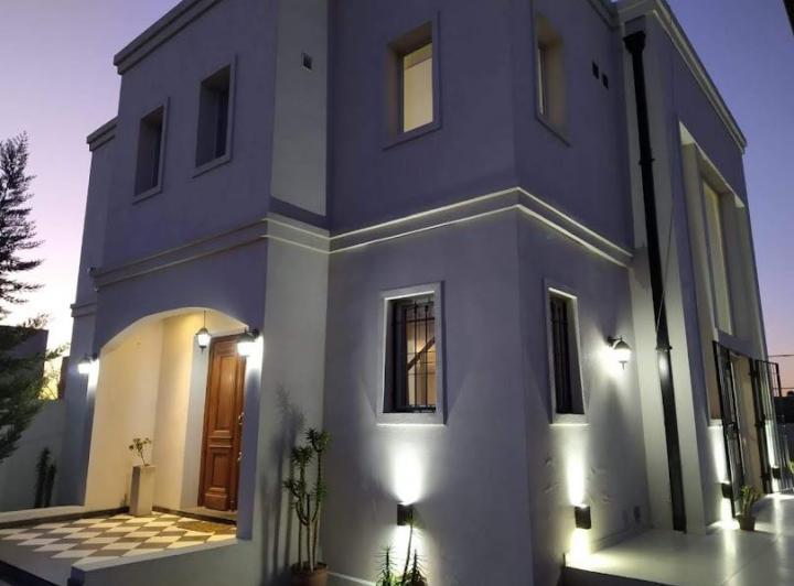 Casa · 180m² · 3 Dormitorios · 2 Cocheras