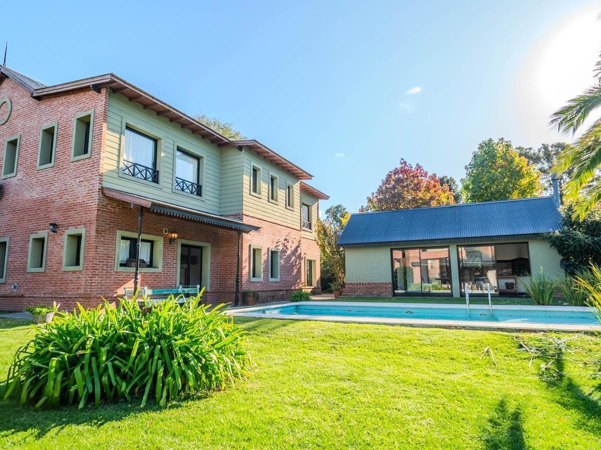 Casa 3 dorm, 468m² en barrio Rumencó con pileta y cochera