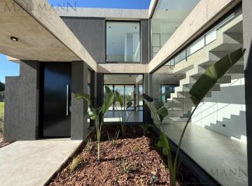 Casa · 252m² · 6 Ambientes · 2 Cocheras · Casa en Los Cardos
