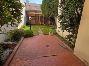 Casa de 8 ambientes, Villa General Mitre · Gran Casa en 2 Plantas - Aplio Fondo con Parque y Quincho con Parrilla - Garage 3 Autos