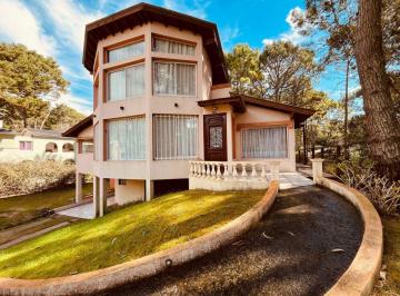 Casa · 230m² · 5 Ambientes · 1 Cochera · Casa Venta Carilo Acepta Permuta