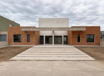 Casa · 108m² · 3 Ambientes · 2 Cocheras · Duplex en Venta en Planta Baja en San Ignacio Village