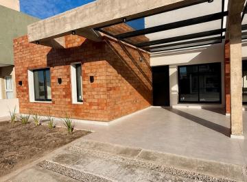 Casa · 108m² · 3 Ambientes · 2 Cocheras · Duplex en Venta en Planta Baja en San Ignacio Village