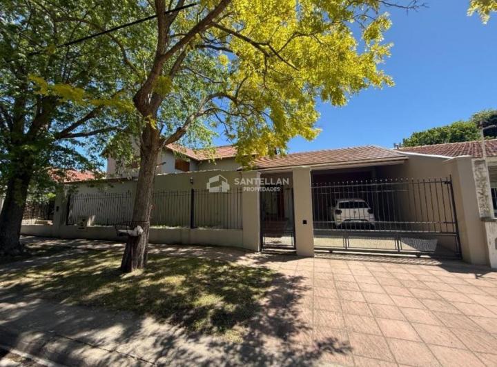 Casa · 400m² · 8 Ambientes · 1 Cochera