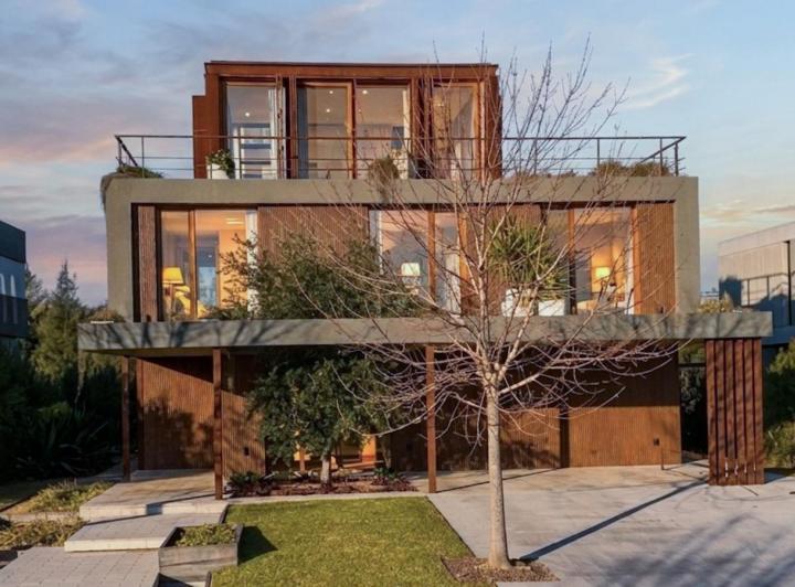 Casa · 390m² · 7 Ambientes · 2 Cocheras