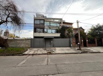 PH · 158m² · 4 Ambientes · 2 Cocheras · Casa Tipo PH en Venta en La Lucila Próximo Al Rio, Muy Especial, con Jardín Pileta y Parrilla.