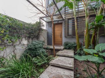 PH · 158m² · 4 Ambientes · 2 Cocheras · Casa Tipo PH en Venta en La Lucila Próximo Al Rio, Muy Especial, con Jardín Pileta y Parrilla.