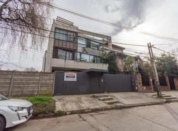 PH · 158m² · 4 Ambientes · 2 Cocheras · Casa Tipo PH en Venta en La Lucila Próximo Al Rio, Muy Especial, con Jardín Pileta y Parrilla.