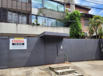 PH · 158m² · 4 Ambientes · 2 Cocheras · Casa Tipo PH en Venta en La Lucila Próximo Al Rio, Muy Especial, con Jardín Pileta y Parrilla.