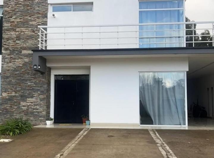 Casa · 371m² · 5 Ambientes · 6 Cocheras