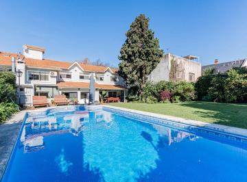 Casa · 440m² · 6 Ambientes · 1 Cochera · Venta Casa de 5 Dorm. con Jardin, Pileta y Parrilla - Martinez