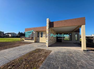 Casa · 133m² · 4 Ambientes · 2 Cocheras · Casa en Canning Chico en Una Planta con Piscina