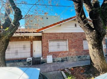 Casa · 90m² · 3 Ambientes · 1 Cochera · Chalet en 1 Planta, 2 Dorm + Escritorio. Coch y Jardín!