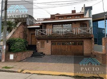 Casa · 410m² · 10 Ambientes · 2 Cocheras · Casa en Venta en B° Villa Cabrera, Córdoba Capital.