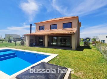Casa · 188m² · 6 Ambientes · 1 Cochera · Casa en Venta de 6 Ambientes con Pileta en Acacias Puertos Escobar