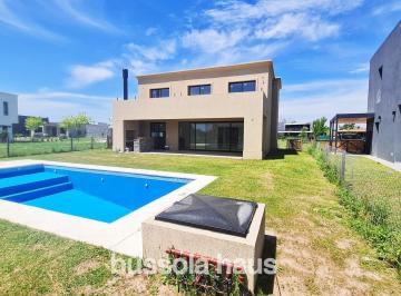 Casa · 188m² · 6 Ambientes · 1 Cochera · Casa en Venta de 6 Ambientes con Pileta en Acacias Puertos Escobar