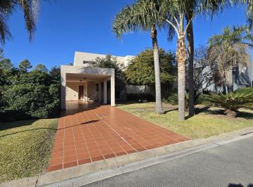 Casa · 213m² · 5 Ambientes · 1 Cochera · Casa en Cadaques (Funes Hills)