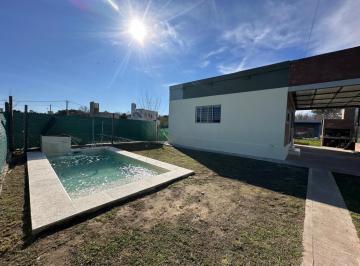 Casa · 140m² · 3 Ambientes · 2 Cocheras · Fincas de Ibarlucea: Casa 2 Dorm. con Quincho y Pscina