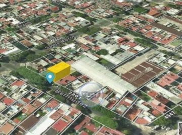 Casa · 218m² · 6 Ambientes · 1 Cochera · Casa Lote Venta Monte Castro 8.66x28 con Deposito