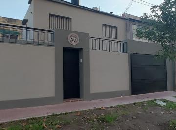 Casa · 83m² · 6 Ambientes · 1 Cochera · Casa Al Frente de 2 Plantas con 2 Dorm., Cochera y Patio – Alberdi