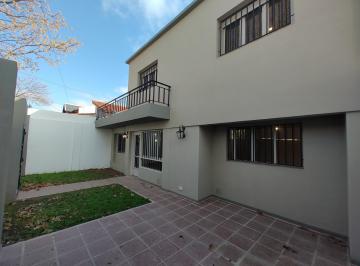 Casa · 83m² · 6 Ambientes · 1 Cochera · Casa Al Frente de 2 Plantas con 2 Dorm., Cochera y Patio – Alberdi