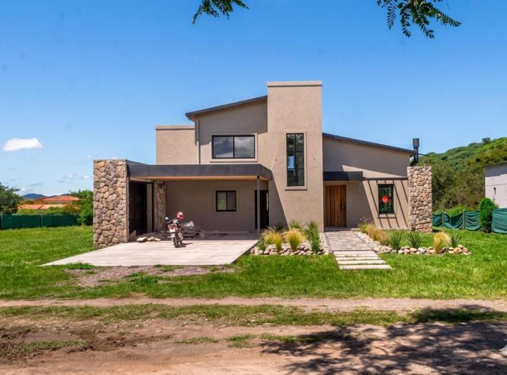Casa · 272m² · 5 Ambientes · 2 Cocheras