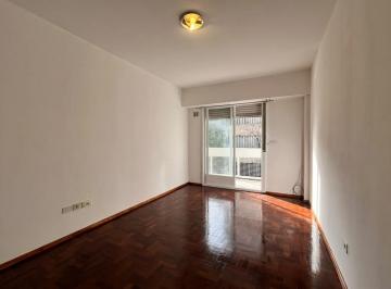 Imagen 1 - Monoambiente con balcón al frente, cocina separada y baño. Muy luminoso. - · Monoambiente con Balcón Al Frente, Cocina Separada y Baño. Muy Luminoso.