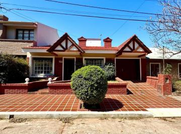 Casa · 159m² · 10 Ambientes · 1 Cochera · Casa en Venta 3 Dorm B° Urca Pileta Patio Cochera Fte Plaza