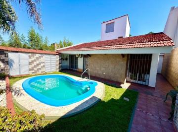 Casa · 159m² · 10 Ambientes · 1 Cochera · Casa en Venta 3 Dorm B° Urca Pileta Patio Cochera Fte Plaza